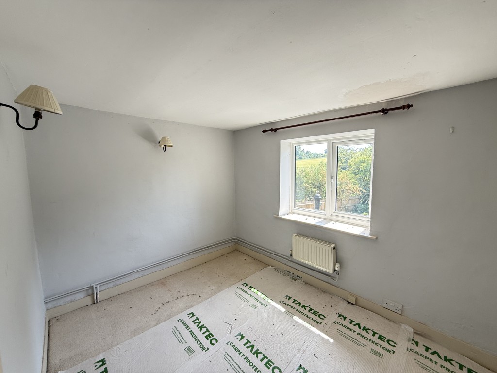 Lot: 134 - HOUSE FOR IMPROVEMENT WITH EXTENSIVE GARDEN - Second rear bedroom